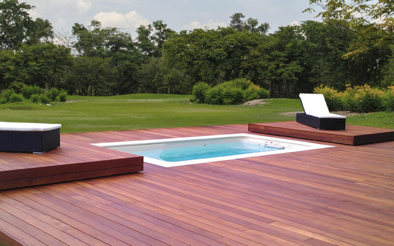 petite piscine enterrée construite sur terrain piscinable à Rennes avec plage et margelles