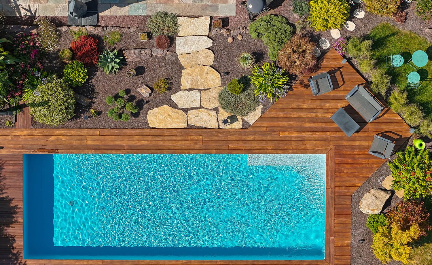 Paysagiste pisciniste en Ille-et-Vilaine réalisant l'aménagement paysager autour d'une piscine