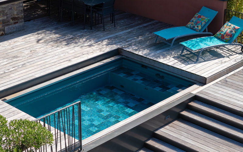 une mini piscine avec une terrasse bois