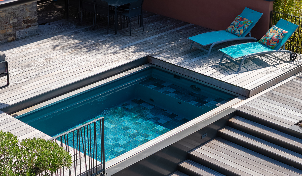 une mini piscine avec une terrasse bois