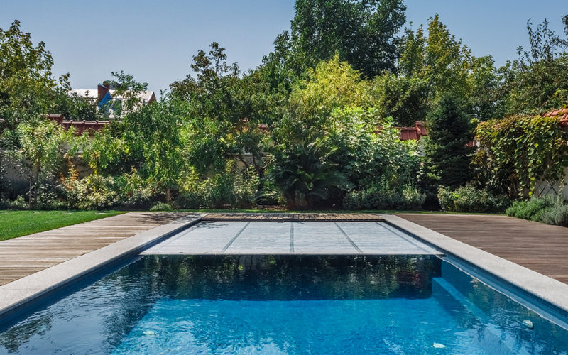 une piscine équipée d’un volet roulant