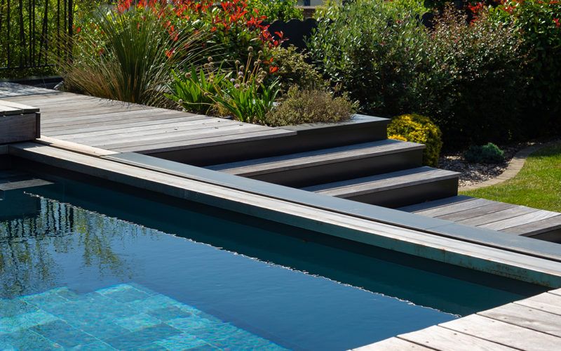 une piscine chauffée dans un jardin