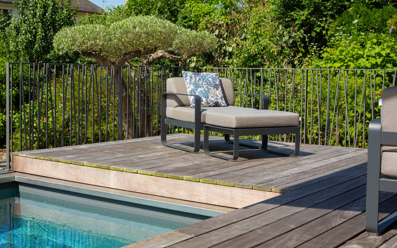 une piscine rénovée dans un jardin