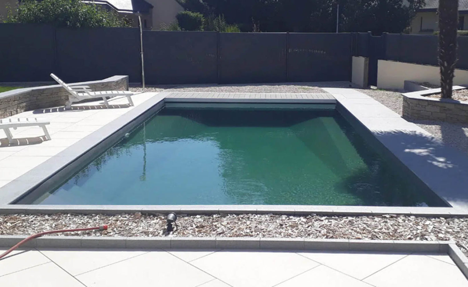 chantier de construction d'une piscine enterrée en béton maçonné par Désiles Piscine à Rennes