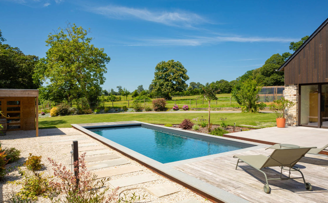 graminées et arbustes plantés en bordure de piscine à Rennes